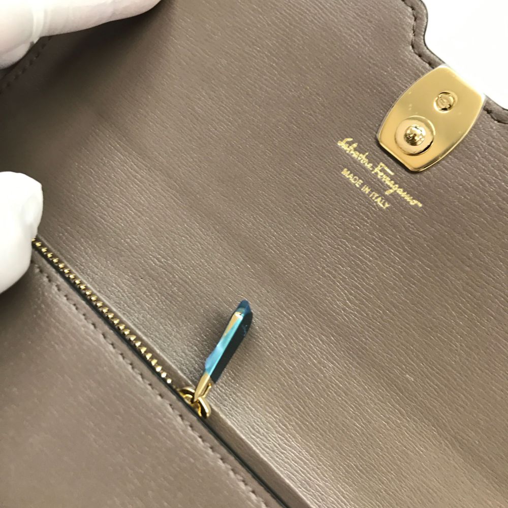 サルヴァトーレフェラガモ 財布
